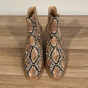 Brand New Vince Camuto Chelsea Snake Skin Boots